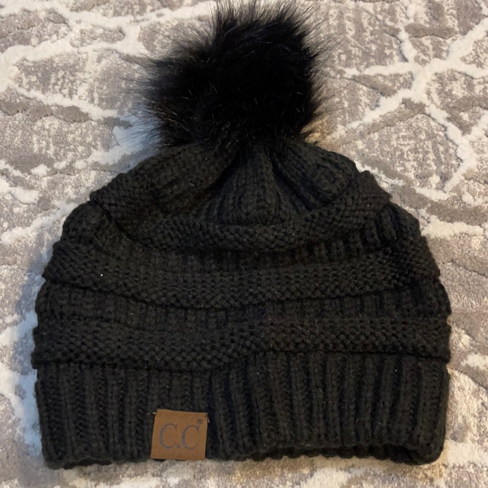 Black pom pom hat